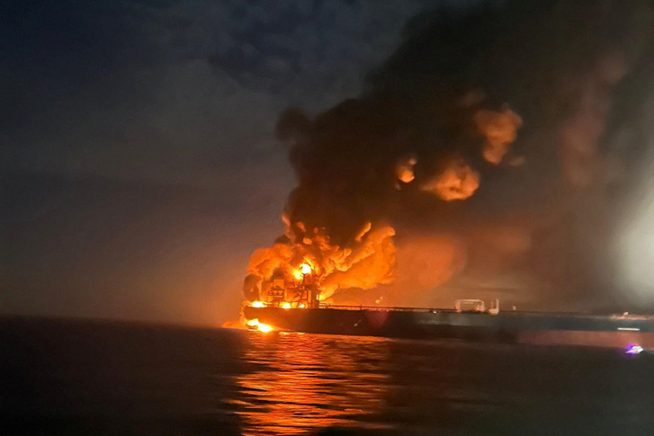 Lángoló tartályhajó a Fekete-tengeren 2025. november 28-án