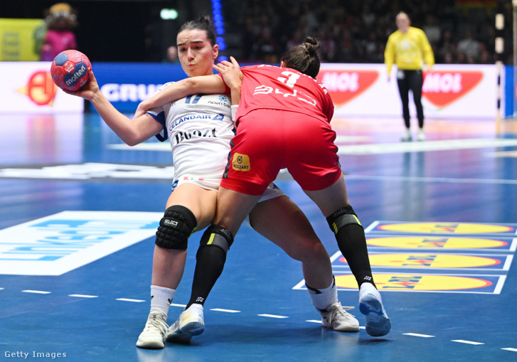 Akcióban az izlandi Elin Klara Thorkelsdottir, a szerb Katarina Krpez-Slezak szorításában
