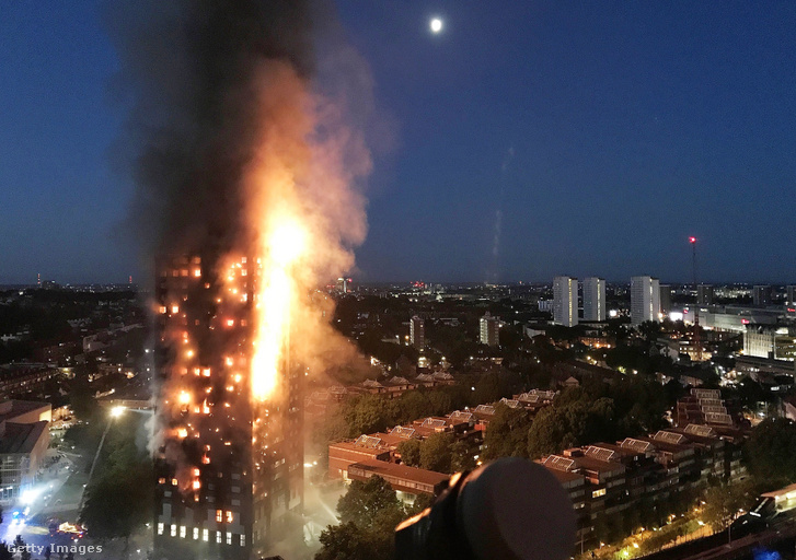 Lángol a 27 emeletes Grenfell-toronyház Nyugat-Londonban 2017. június 14-én