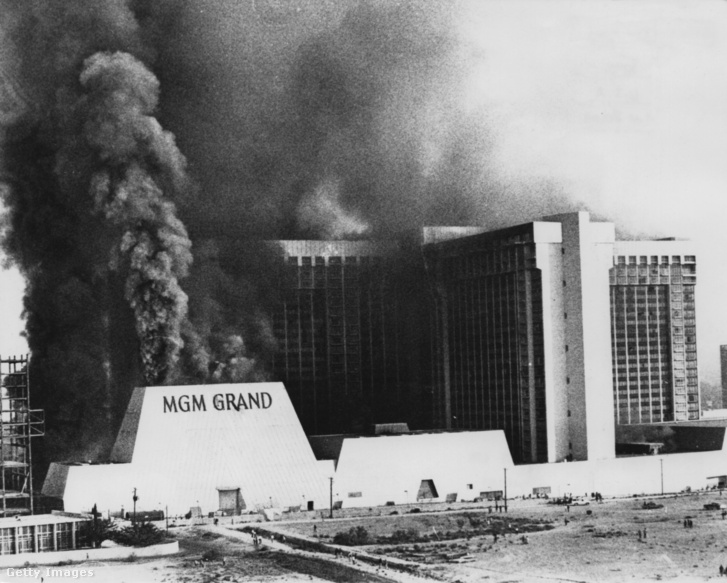 Ömlik a füst a Las Vegas-i MGM Grand Hotel and Casino épületéből 1980. november 21-én. A 85 áldozat többsége füstmérgezésben halt meg