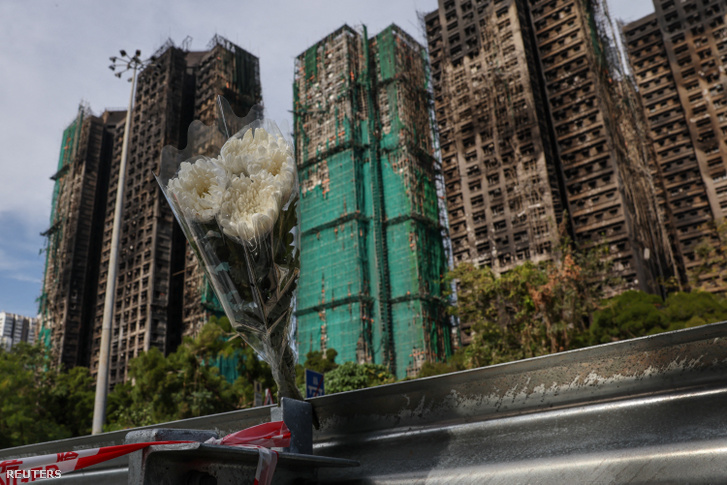 Virágcsokor a Wang Fuk Court lakótelepi tűzvész helyszínén Hongkongban, Kínában 2025. november 28-án