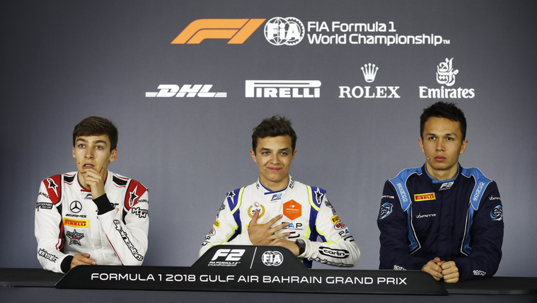 Az F2 2018-as évének három legjobbja: A győztes George Russell (b), a második helyen végző Lando Norris (k), és a harmadik Alex Albon (j)