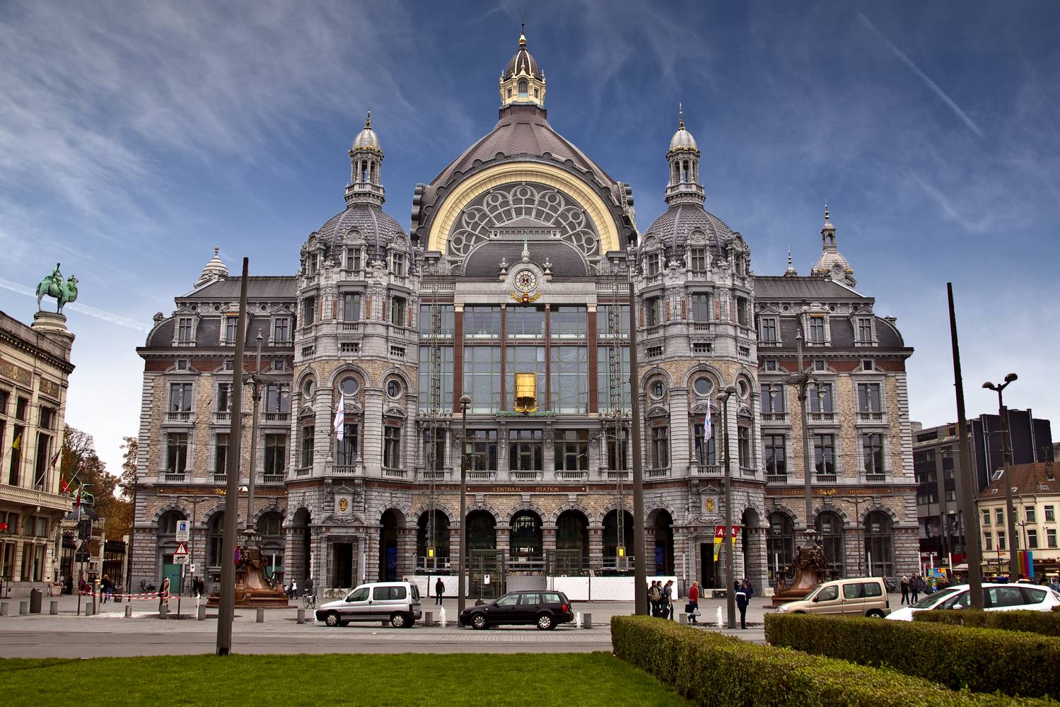 Az Antwerpen-Centraal vasútállomás igazi építészeti gyöngyszem, a hatalmas csarnokok, díszes boltívek és a fényárban úszó váróterek lenyűgöző látványt nyújtanak. A váróterem feletti hatalmas kupola miatt az épületet a köznyelvben spoorwegkathedraalnak („vasúti katedrális”) nevezik.