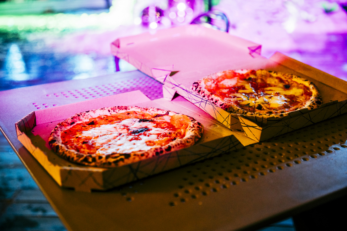 Moto pizzák a pultban, 4-féle ízben