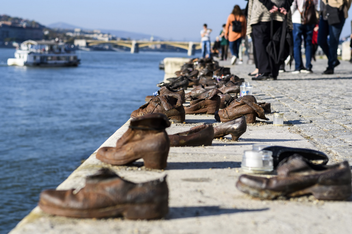 budapesti-cipo-k-duna-part-ko-ro-si-tama-s-8745-1