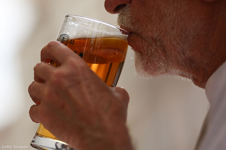 A szakember szerint az idő előrehaladtával az alkohol fogyasztás nagy kárt okozhat, mivel negatívan befolyásolhatja idegsejtjeink működését. (Illusztráció: Getty Images)