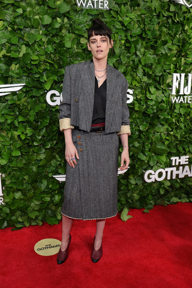 Kristen Stewart ezúttal is hozta a tőle megszokott laza, vagány, mégis stílusos szettet ezzel a szürke összeállítással.