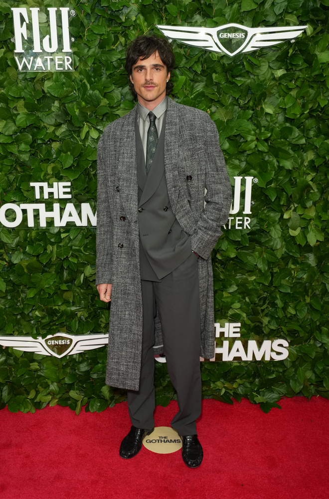 Jacob Elordi szürke szettjében egészen biztosan az egyik legstílusosabb férfi volt a Gotham-díjátadón.
