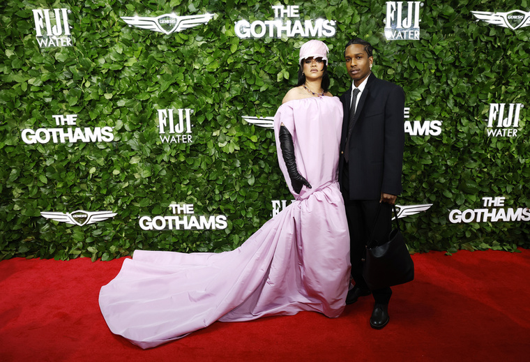 Rihanna ismét hozta a tőle már megszokott extrém vonalat: rózsaszín szettjében egyértelműen ő volt az este legnagyobb divatikonja