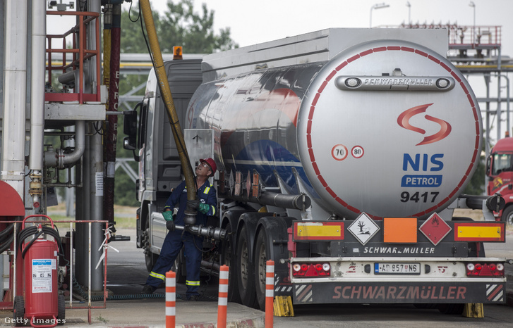Egy munkás G-Drive dízel üzemanyaggal tölti meg a tartálykocsit a Naftna Industrija Srbija AD (NIS) olajfinomítónál