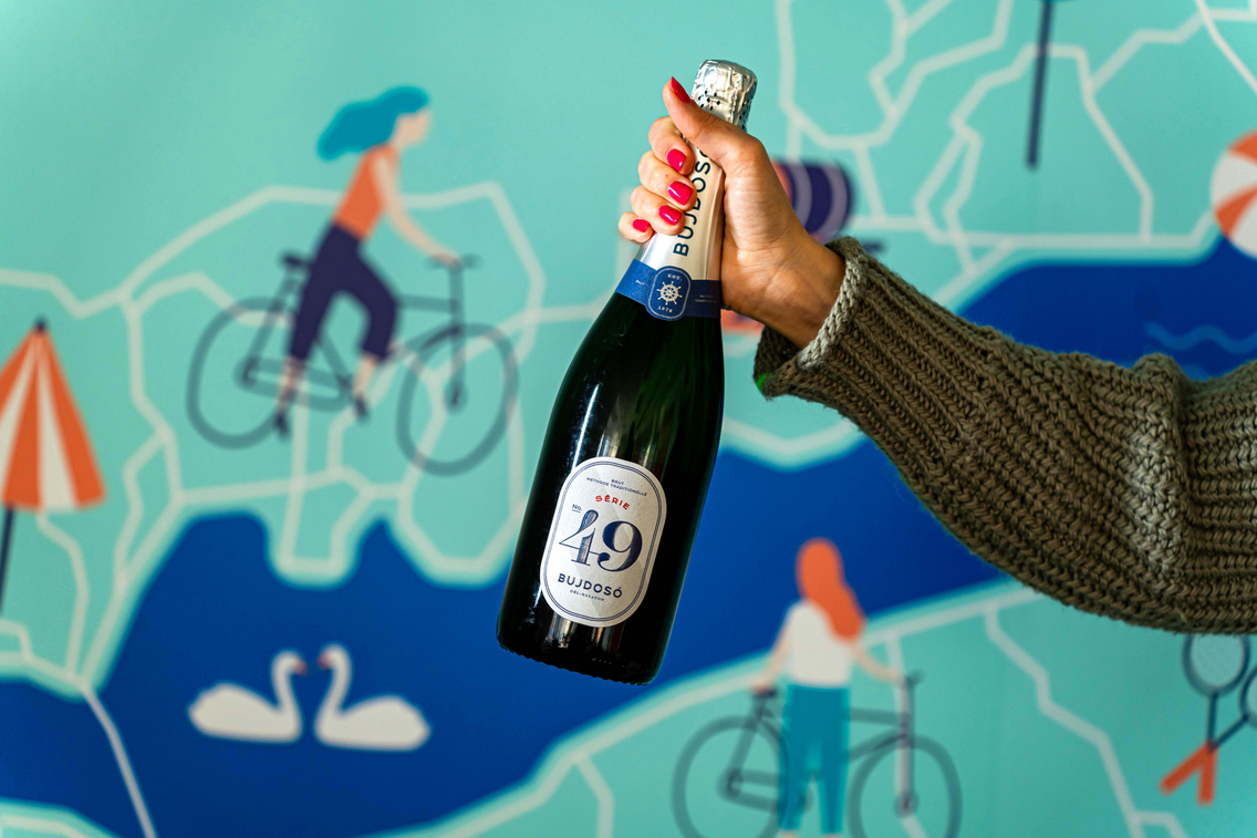 A cikkben többek között a Bujdosó Série 49 Brut pezsgőről is szó van