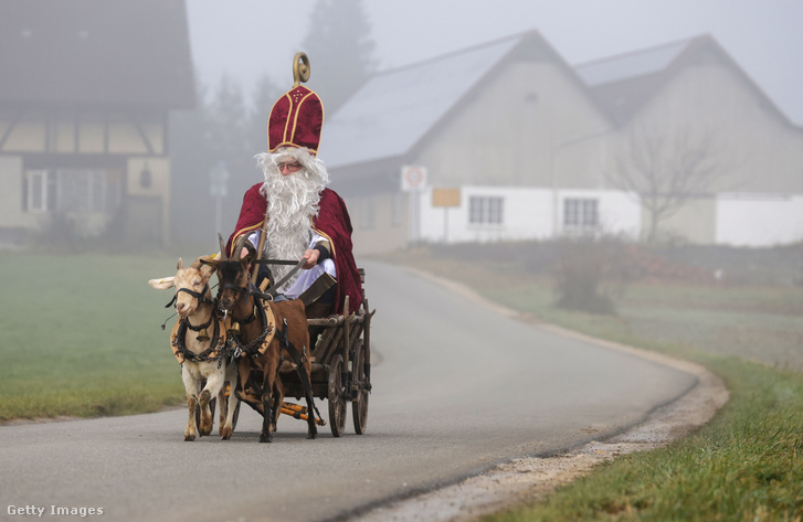 Szolgálatban a Mikulás, egy kecskeszekérrel tart az adventi ünnepségre