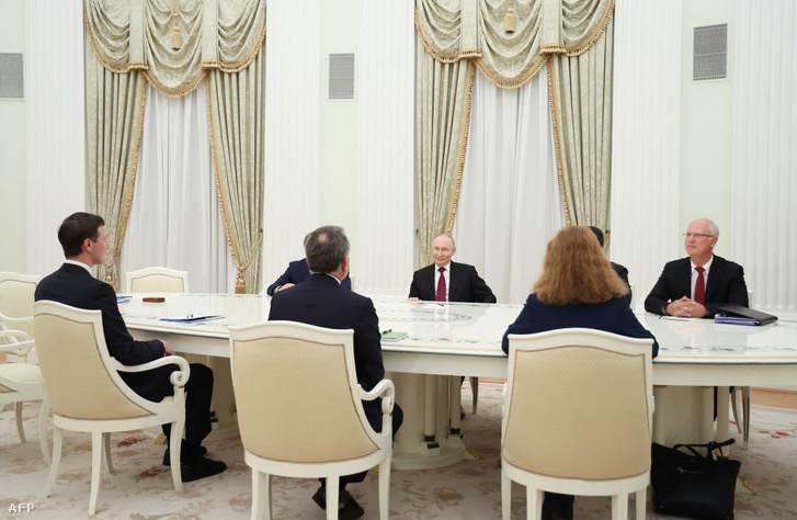 Vlagyimir Putyin orosz elnök, elnöki megbízottja, Kirill Dmitriev és külpolitikai tanácsadója, Jurij Uszakov részt vesz egy találkozón Donald Trump amerikai elnök különmegbízottjával, Steve Witkoff-fal és vejével, Jared Kushnerrel a Kremlben, Moszkvában, Oroszországban, 2025. december 2-án