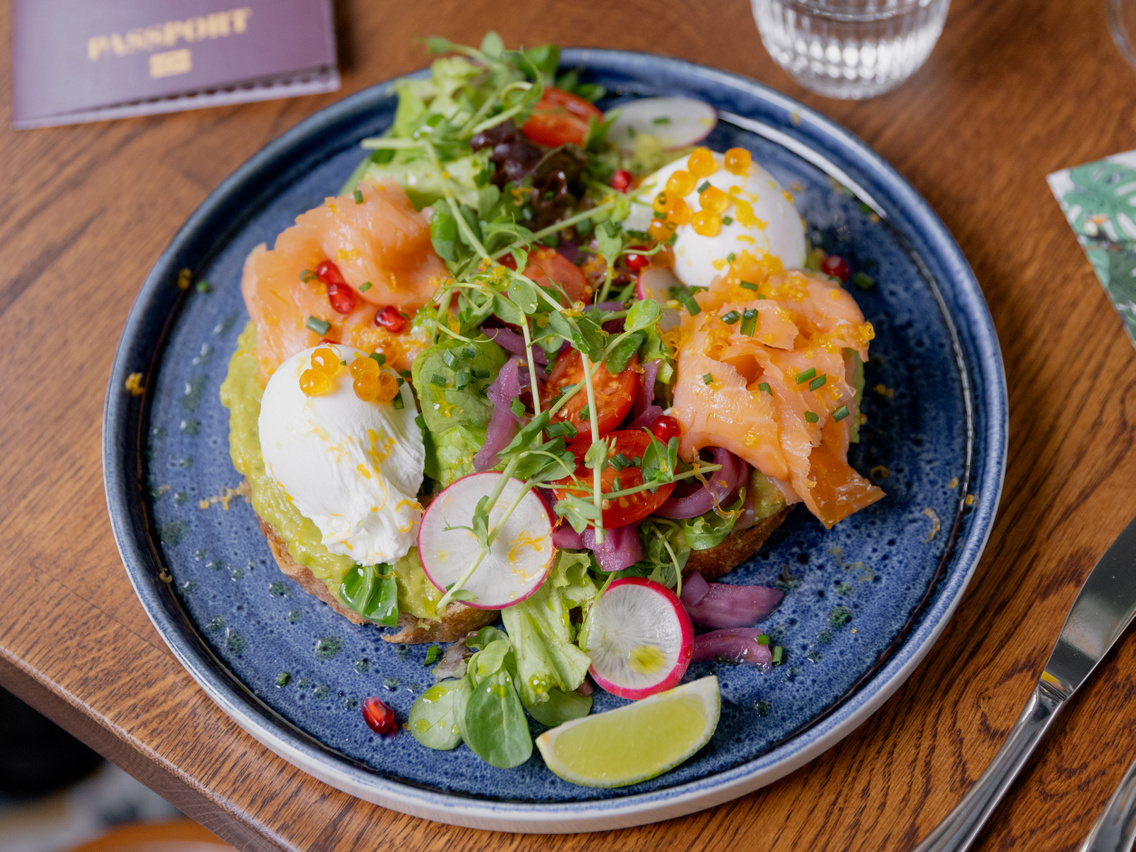 Avokádós toast lazaccal