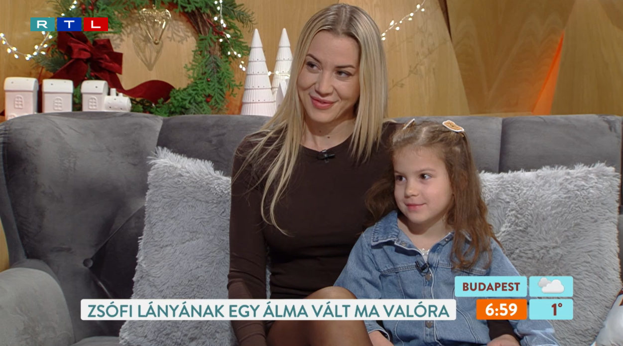 VV Zsófi és kislánya.png