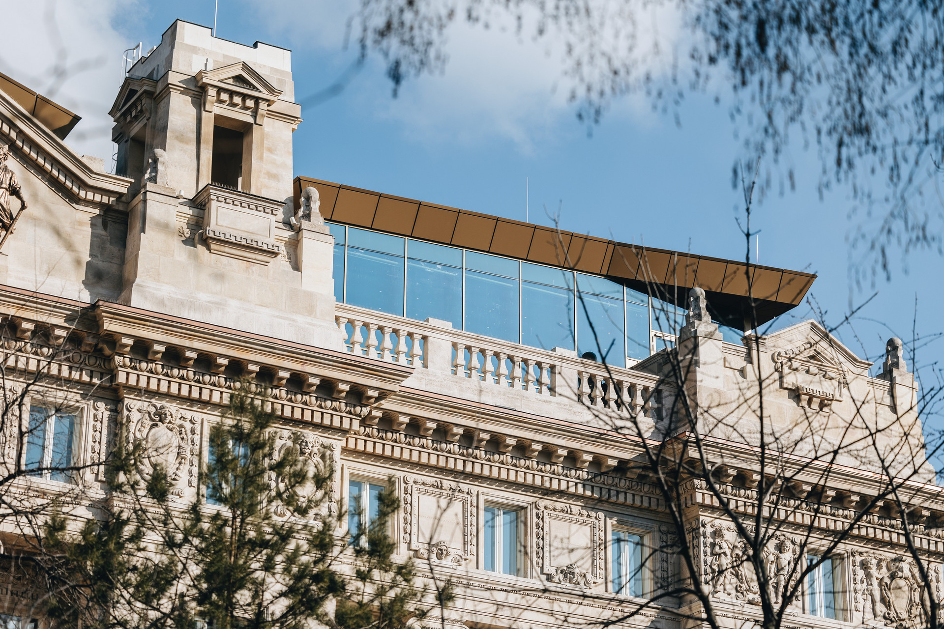 A felújított MNB-székház és az emeletráépítés