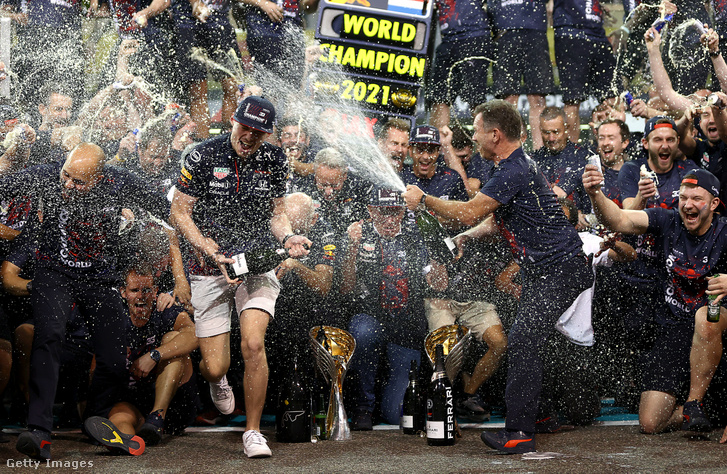 Max Verstappen és a Red Bull ünneplése a 2021-es Abu-Dzabi Nagydíj után, amelyen megszerezte első egyéni világbajnoki címét a holland versenyző