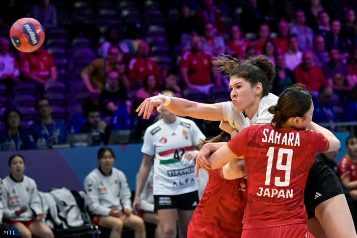 Tóvizi Petra és a japán Szahara Naoko 2025. december 5-én