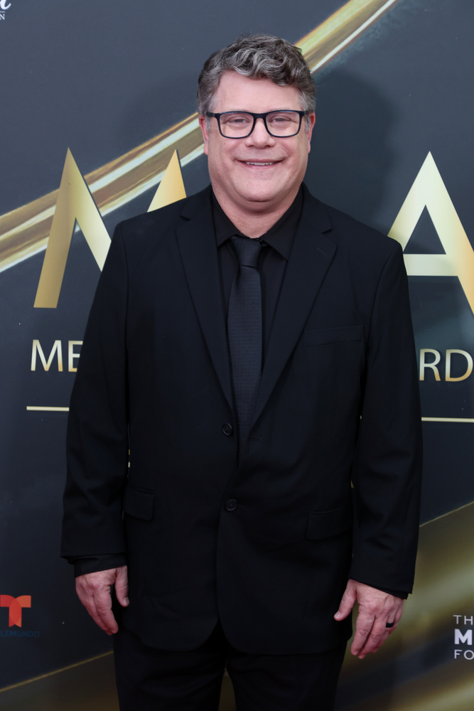 Sean AstinA színész 13 éves volt amikor megkapta az első szerepét a Kincsvadászok című sorozatban, azóta pedig olyan produkciókban tűnt fel,mint a Stranger Things, a Supergirl és a Kakukkfióka, de szinkronszínésznek is nagyon sikeres