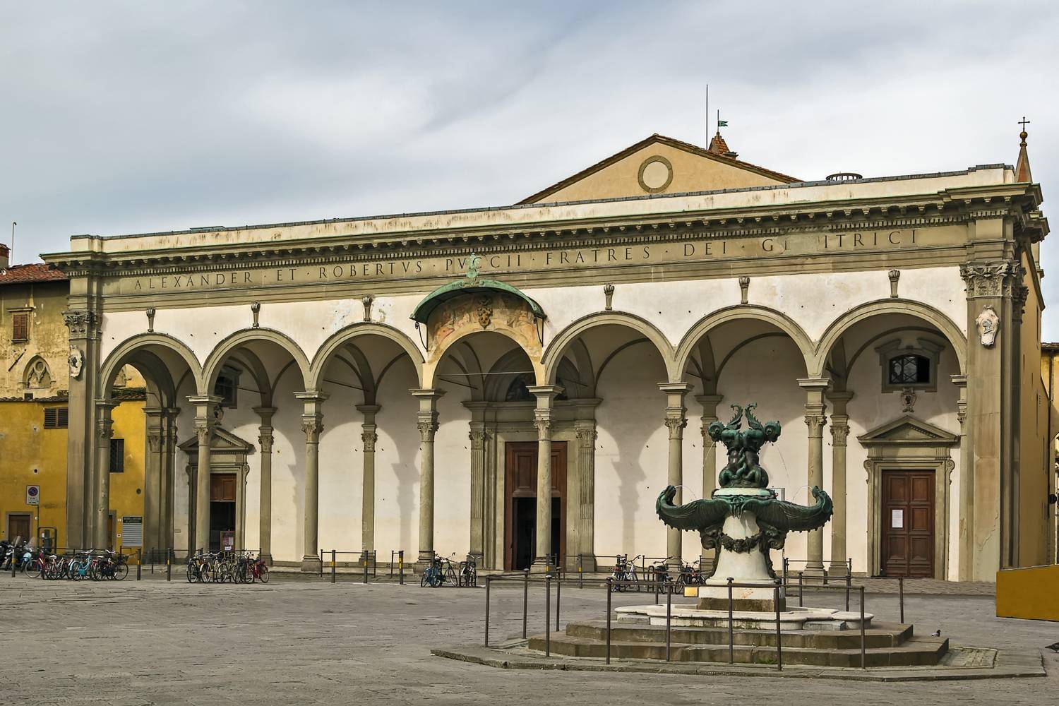 Valtorta Mária sírja a firenzei Santissima Annunziata-templomban valóságos zarándokhellyé vált.
