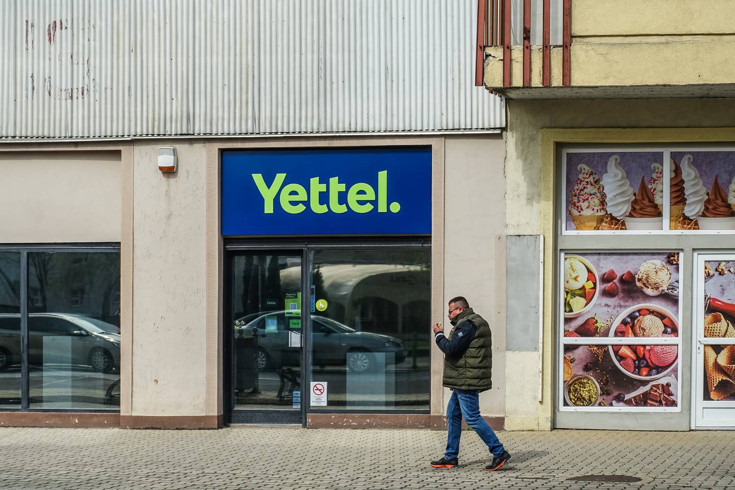 csalók a yettel nevében
