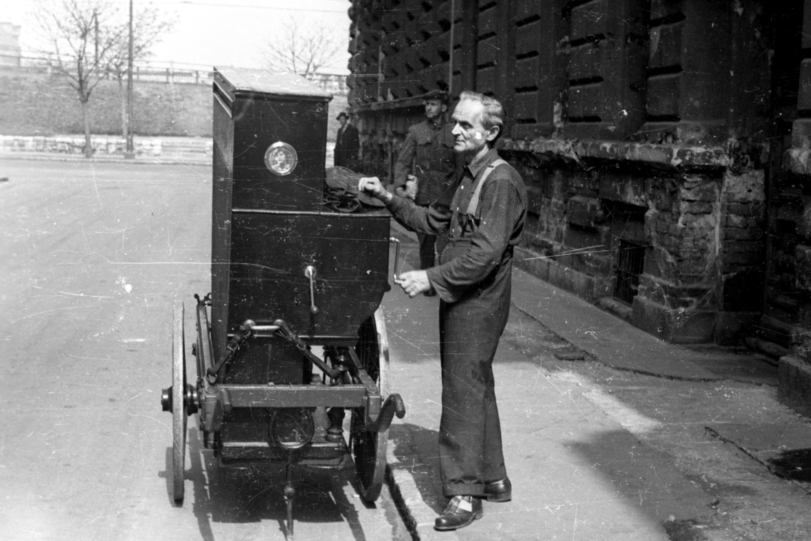 Verklis a Bajnok (Bokányi Dezső) utca a 31. számú ház előtt, szemben a Podmaniczky (Rudas László) utca és a Ferdinánd (Élmunkás) híd lehajtója, 1957