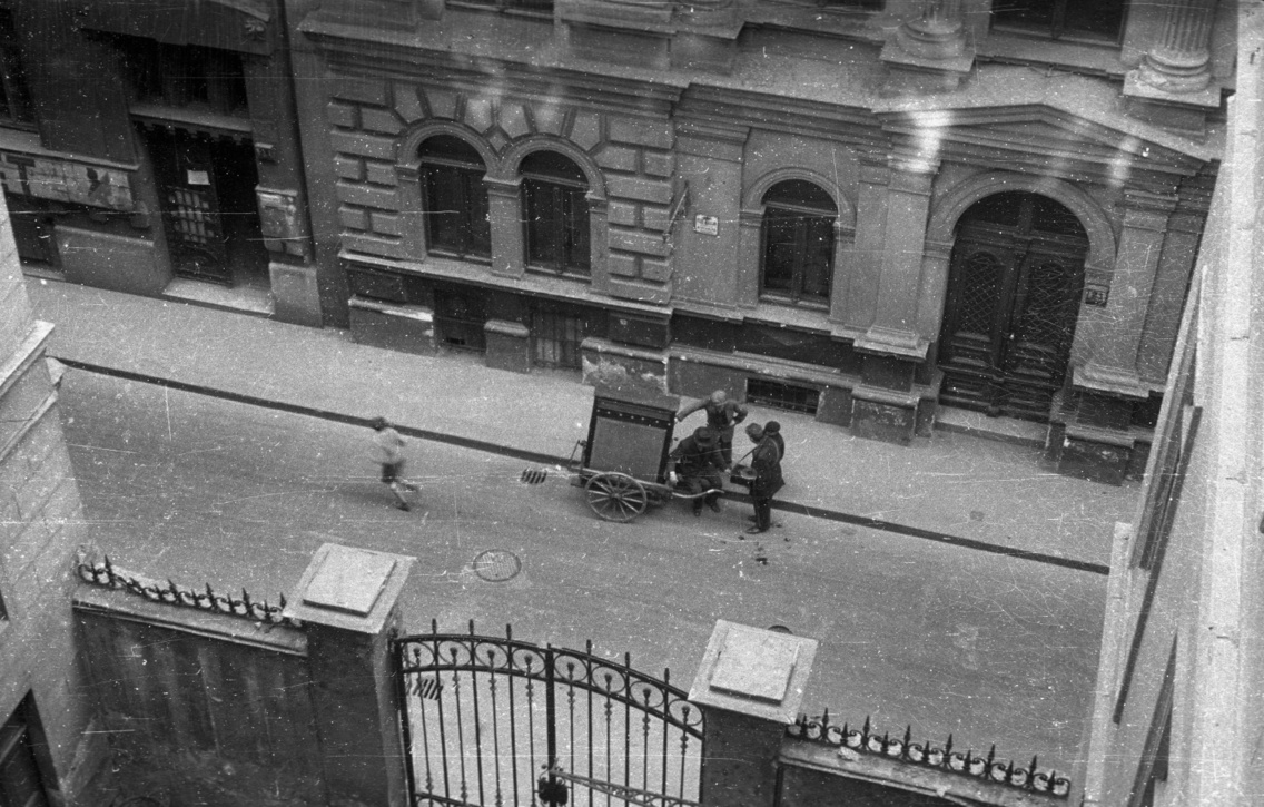 Szentkirályi utca, szemben a 21. számú épület, 1946