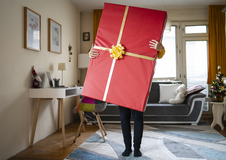 Hivalkodó és drága ajándékokTúl feltűnő vagy drága ajándékok a kapcsolat elején figyelmeztető jelek lehetnek