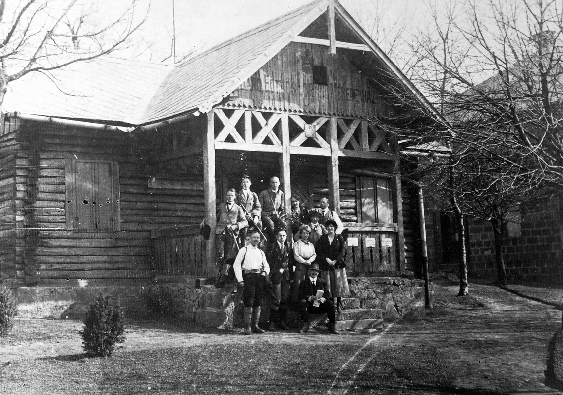 Dobogókő, szemben az Eötvös Loránd Menedékház 1898-ban létesített faépülete, jobbra az 1906-ban kőből épített turistaház, 1919