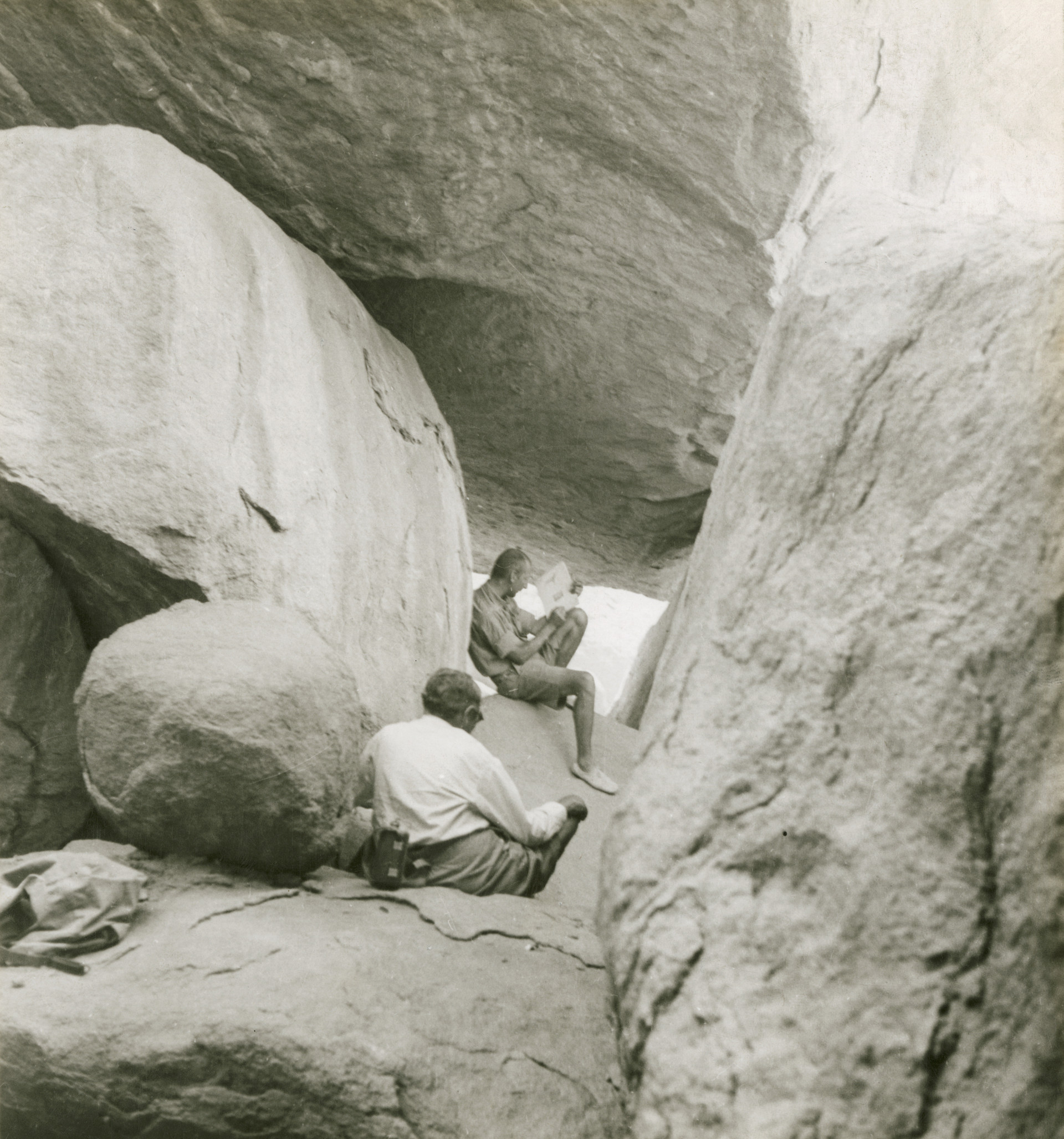 A Líbiai-sivatag szikláin lévő rajzok skiccelése közben