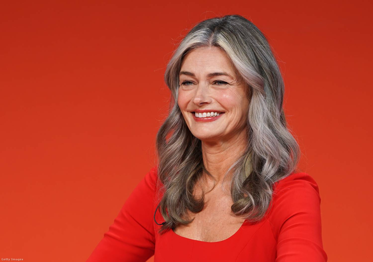 Paulina Porizkova hatvanéves divatmodell legtöbbször finom, elegáns hullámokkal viseli az arca körül lágyan rétegezett frizuráját. A loknik volument adnak a hajnak és teltebbnek mutatják az orcákat.