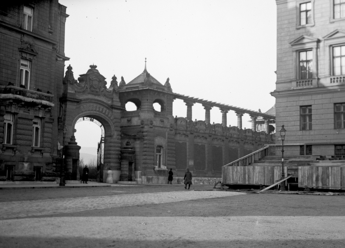 Szent György tér a IV. Károly koronázásának idejére épített ideiglenes tribünnel. Balra a József főhercegi palota, jobbra a Honvédelmi Minisztérium, 1916