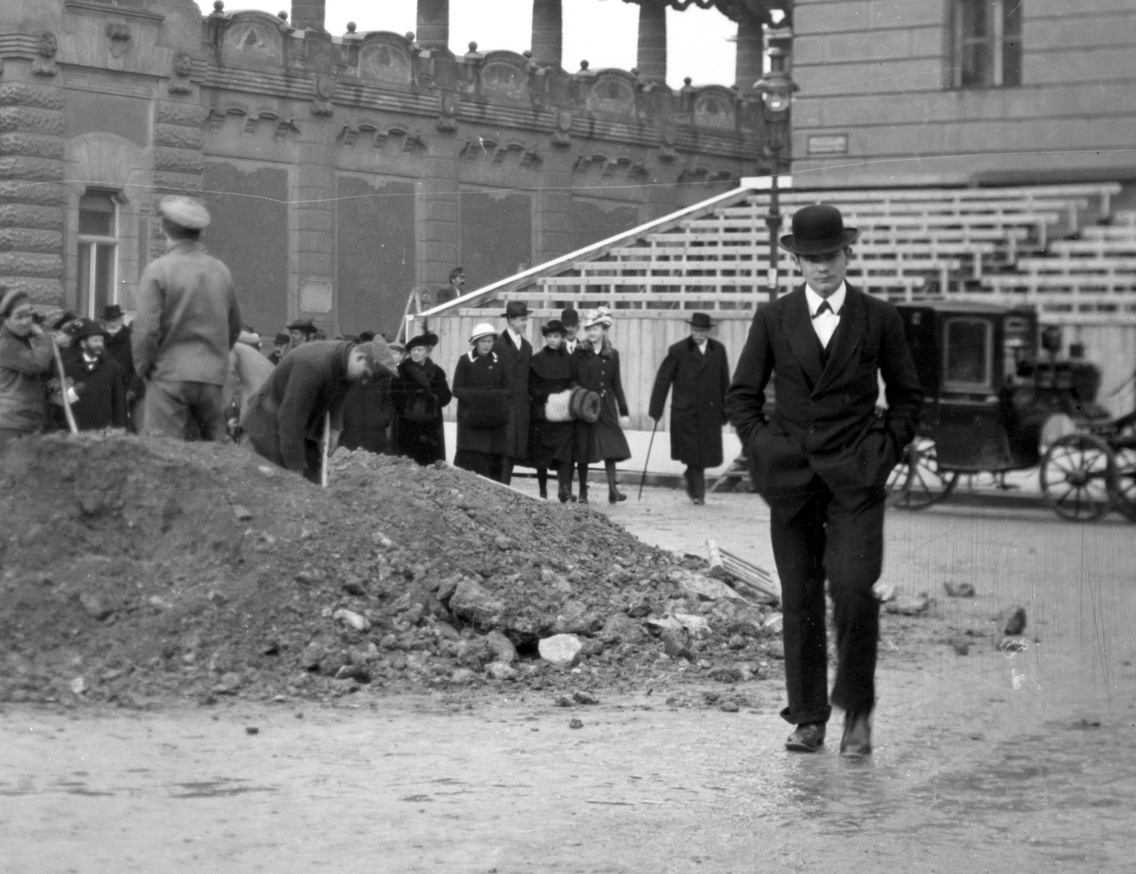 Szentháromság tér a IV. Károly koronázásának idejére épített ideiglenes tribünnel, 1916