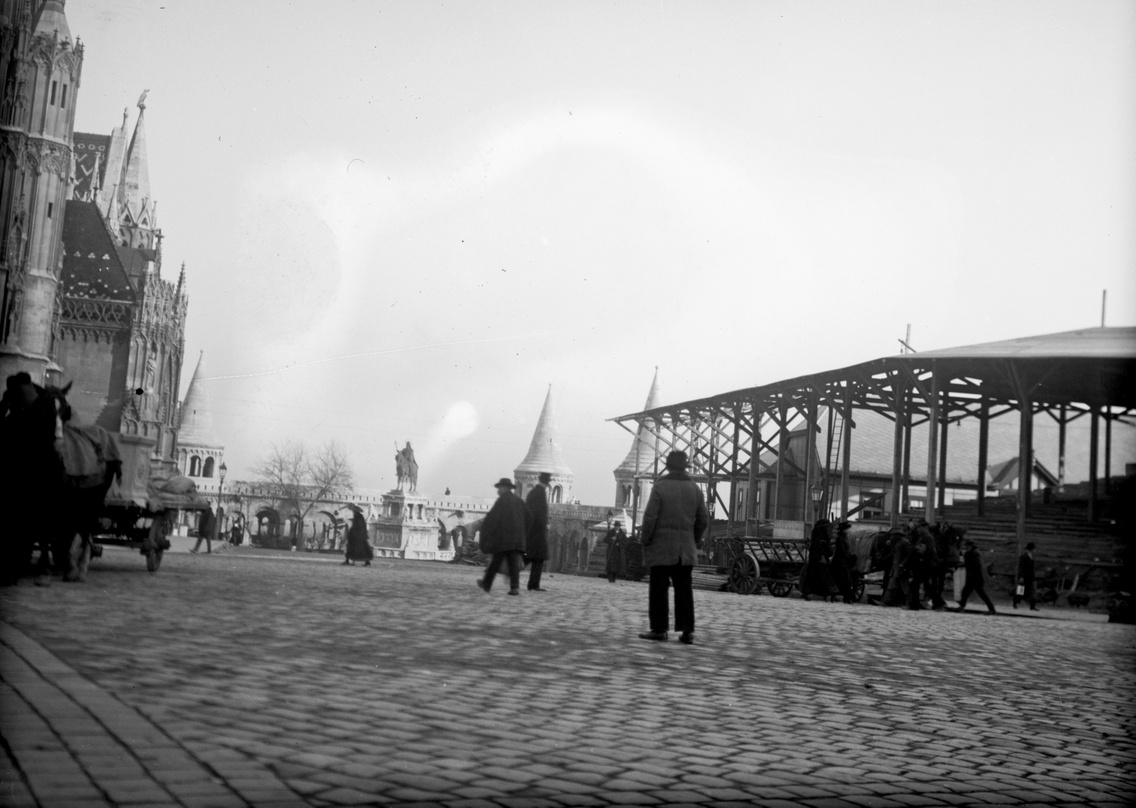 Szentháromság tér a IV. Károly koronázásának idejére épített ideiglenes tribünnel, 1916