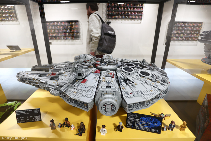 A krakkói LEGO múzeumban kiállított Millenium Falcon
