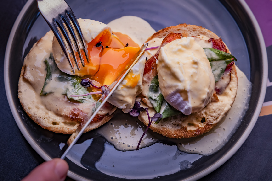 Carbonara Benedict, csodásan folyó tojássárgájával a közepén