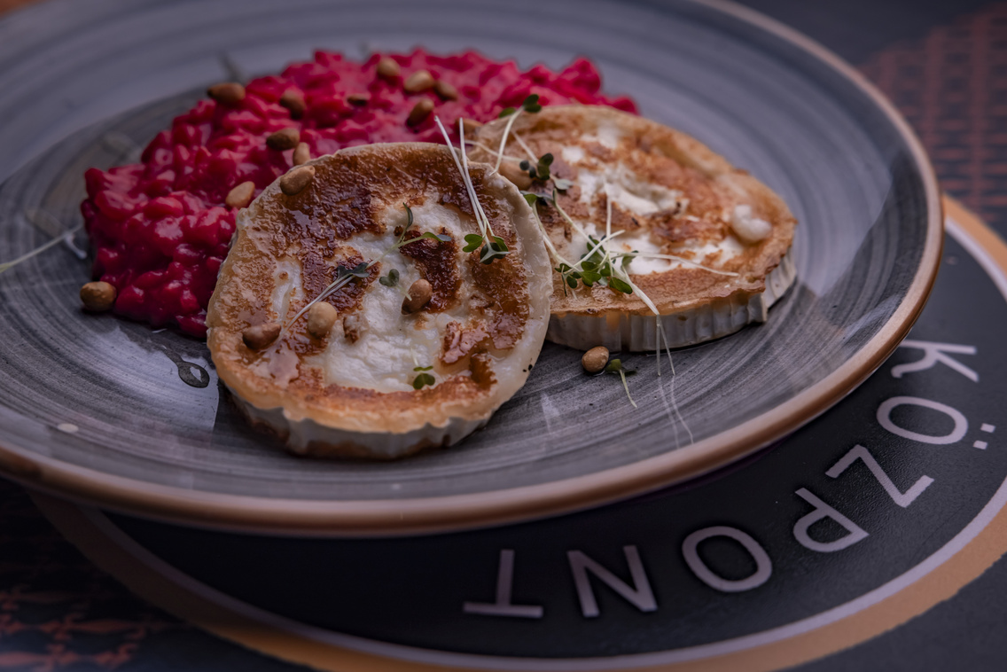 Grillezett kecskesajt céklás rizottóval