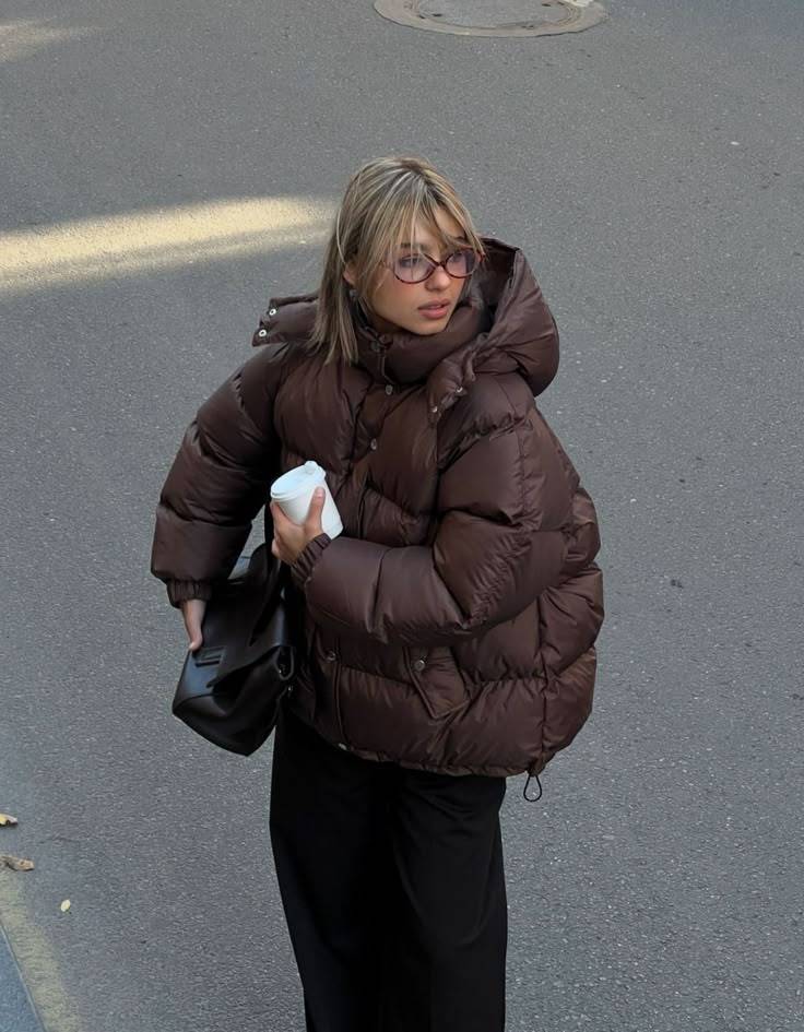 Bár melegek és kényelmesek, a francia nők ritkán választanak túlméretezett, testet elnyelő pufi kabátokat. Ezek a darabok eltorzítják az arányokat, eltakarják a sziluettet, és sportos, slampos hatást keltenek.