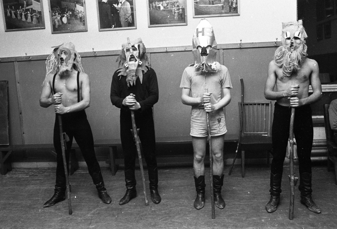 Dózsa György út 84., a MÉMOSZ (Magyarországi Építőipari Munkások Országos Szövetsége) székháza, I. emeleti próbaterem. Vadrózsák, az Építők Szakszervezetének Központi Művészegyüttese, „regölés″ próbája, 1976