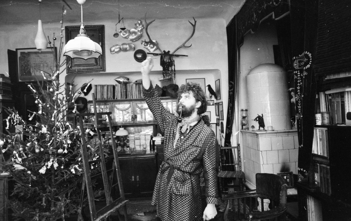 Kőnig Frigyes festő- és grafikusművész a lakásában, 1990