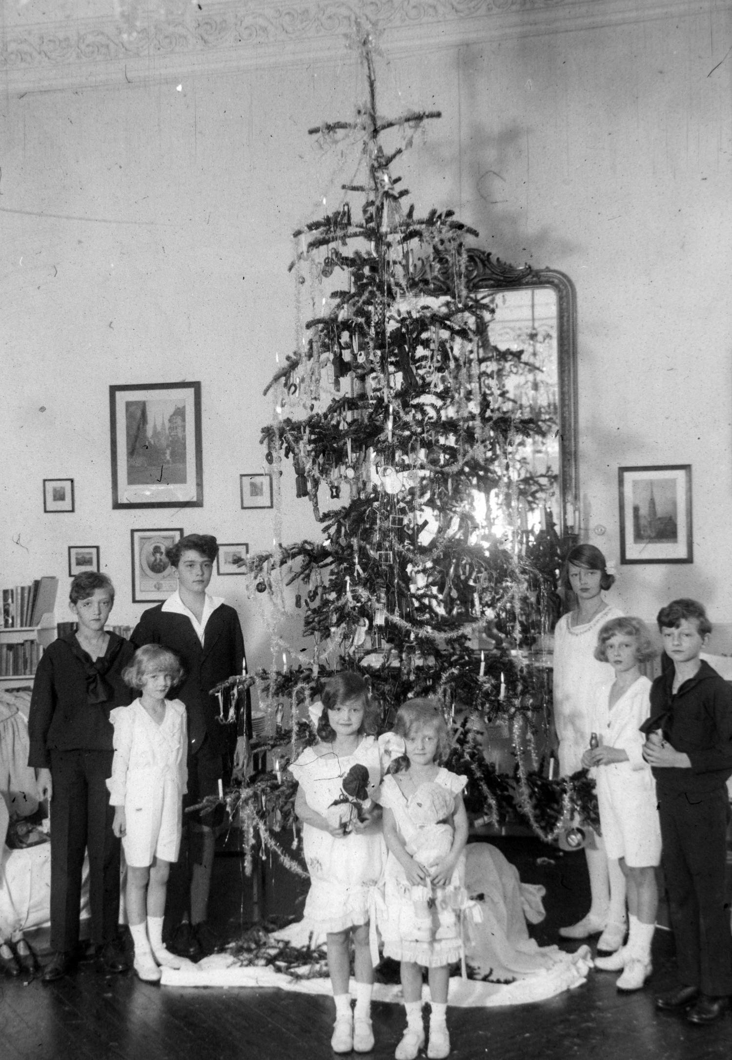 A képen az utolsó magyar király, IV. Károly és felesége, Zita királyné gyermekei pontosan 100 évvel ezelőtt, 1925 karácsonyán. Balról-jobbra: Róbert, Rudolf, Ottó, Etelka, Károly Lajos, Félix, elől: Sarolta és Erzsébet.