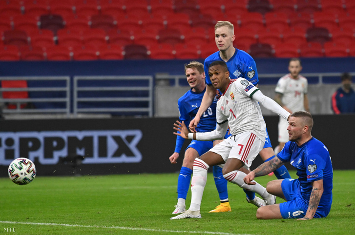 Loic Nego gólt lő a Magyarország - Izland labdarúgó Európa-bajnoki pótselejtező mérkőzésen a Puskás Arénában 2020. november 12-én