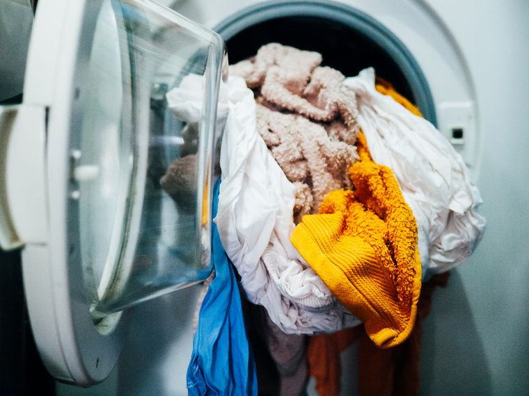 Gyúlékony vegyi anyagokat tartalmazó szövetekPete He, a Dirty Labs társalapítója és vezető tudósa szerint az olyan háztartási cikkeket, mint a motorolaj vagy festékhígító tisztításához használt rongyokat, tilos a mosógépbe tenni