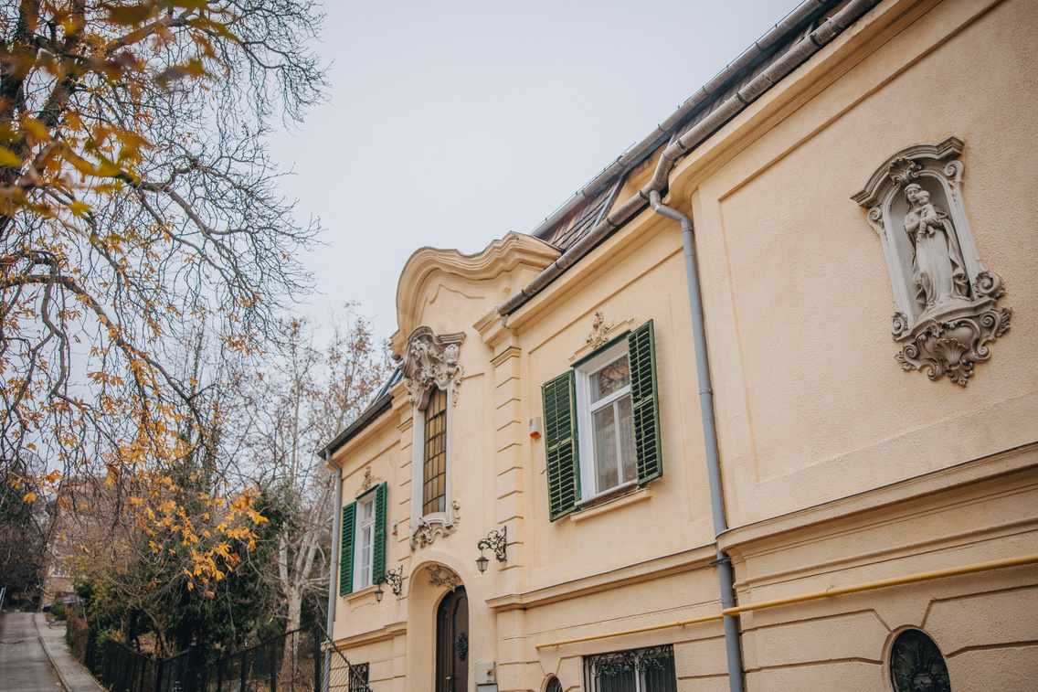 Szűz Mária a kis Jézussal
                        XI. kerület, Ménesi út 9a