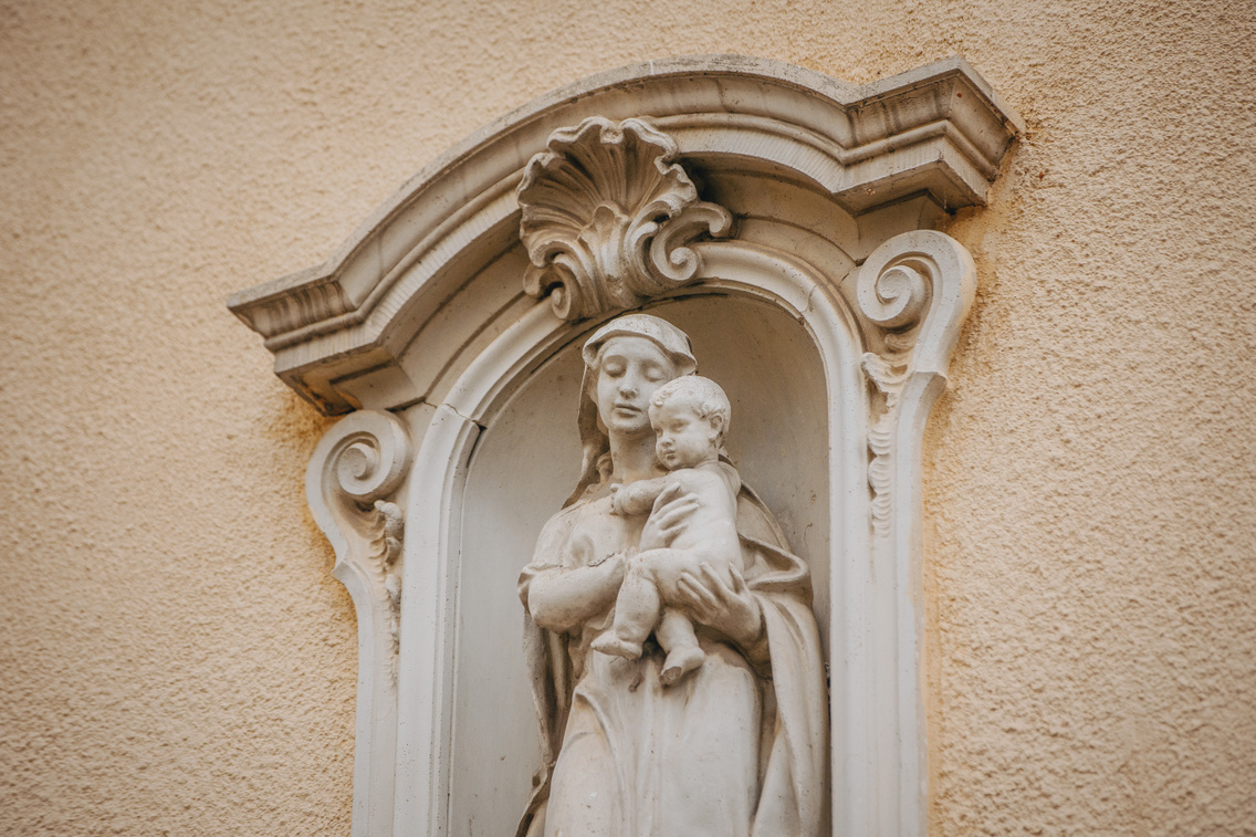 Szűz Mária a kis Jézussal
                        XI. kerület, Ménesi út 9a