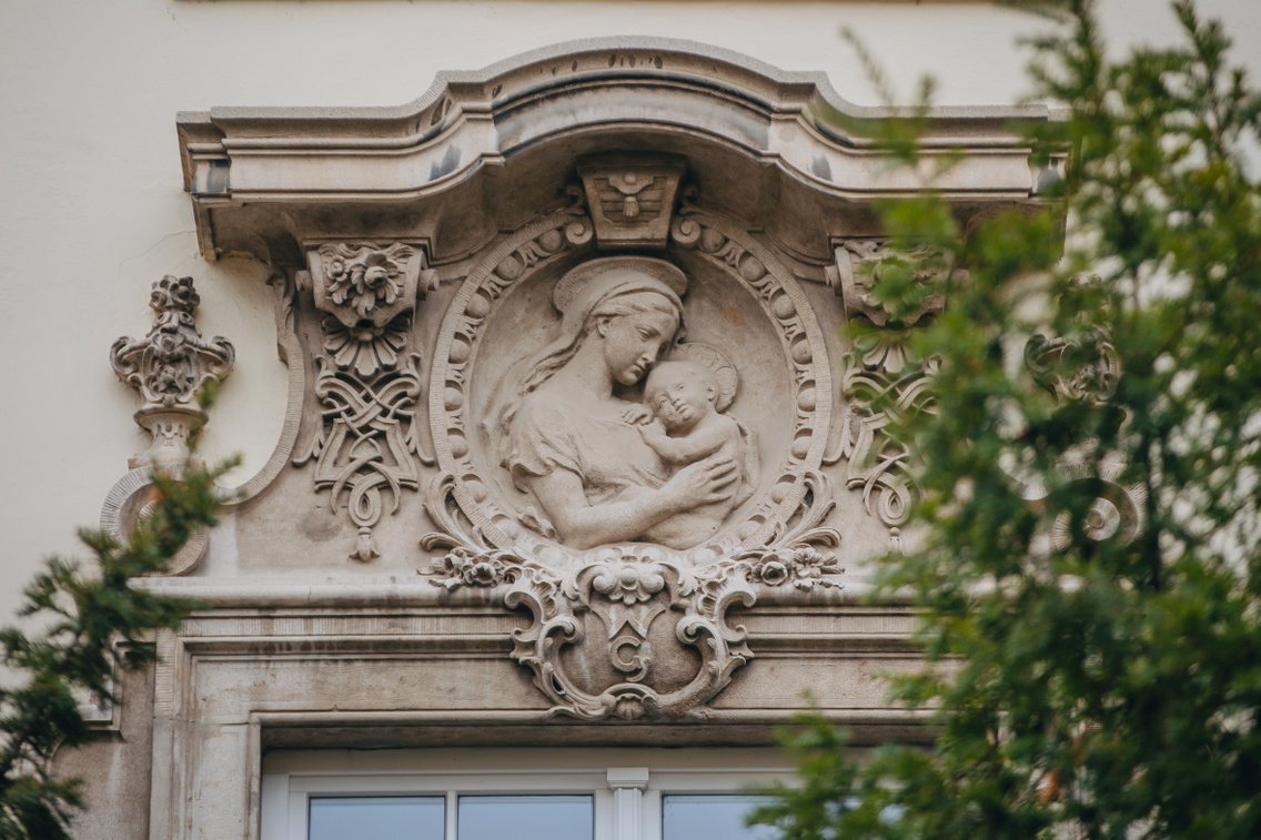 Madonna a kis Jézussal
                        XI. kerület, Himfy utca 9.