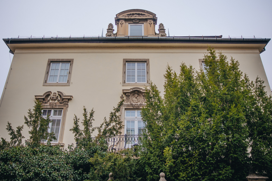 Madonna a kis Jézussal
                        XI. kerület, Himfy utca 9.