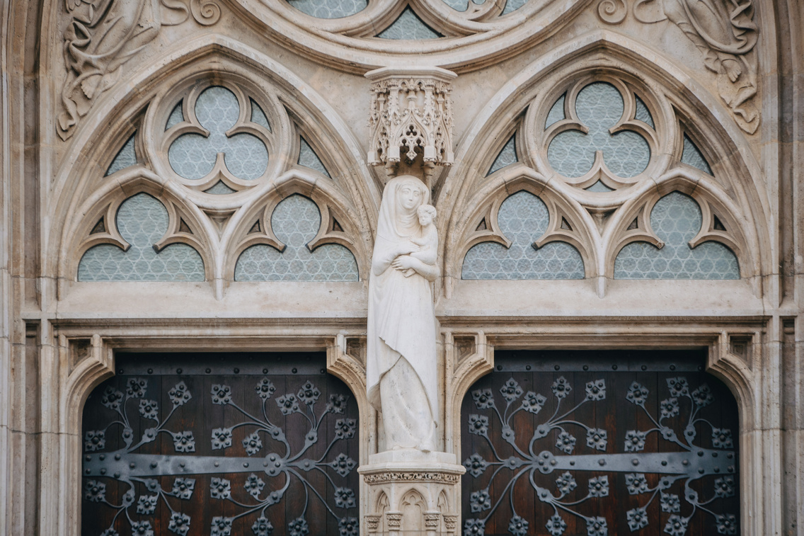 Madonna a kisded Jézussal
                        I. kerület, Szentháromság tér