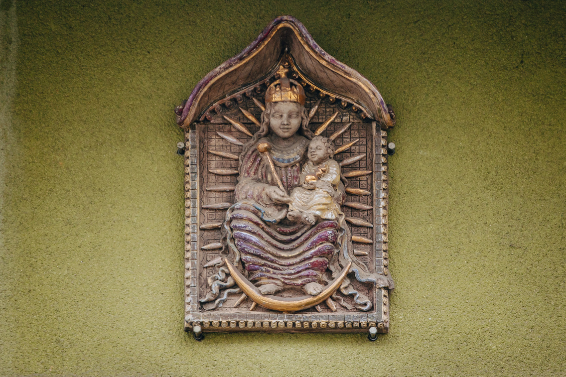 Mária a kis Jézussal
                        I. kerület, Donáti utca 7/a.