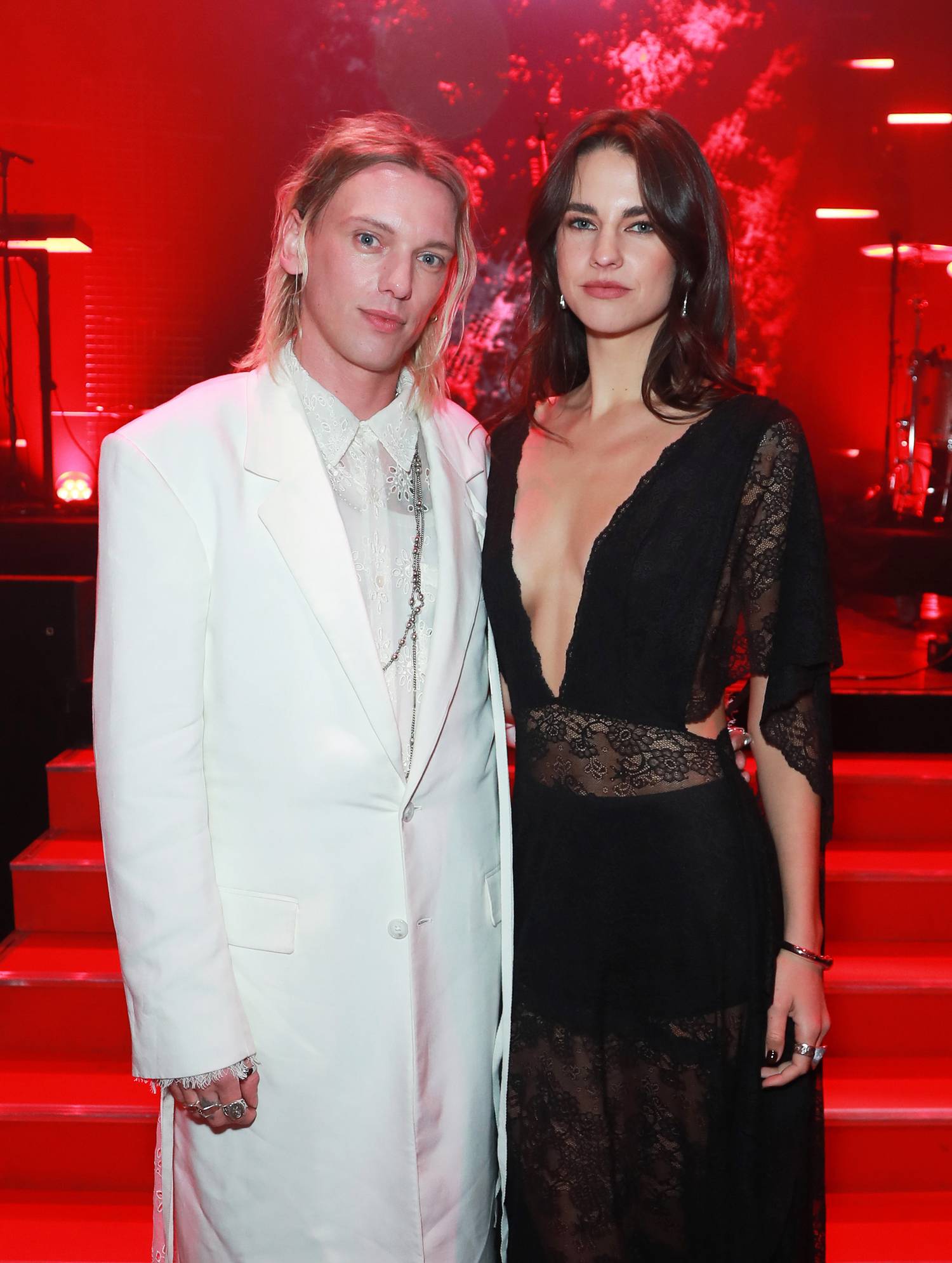 Jamie Campbell Bower és a nála nyolc évvel fiatalabb Elena Taber a nyár elején vállalták fel a kapcsolatukat a közösségi médiában.